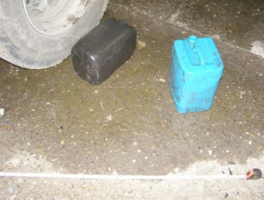 Prinşi furând motorină dintr-un autotractor